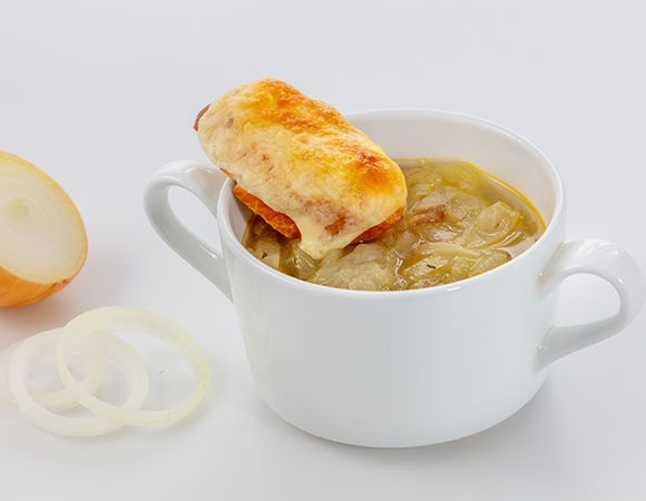 Französische Zwiebelsuppe mit Butter und Weißwein
