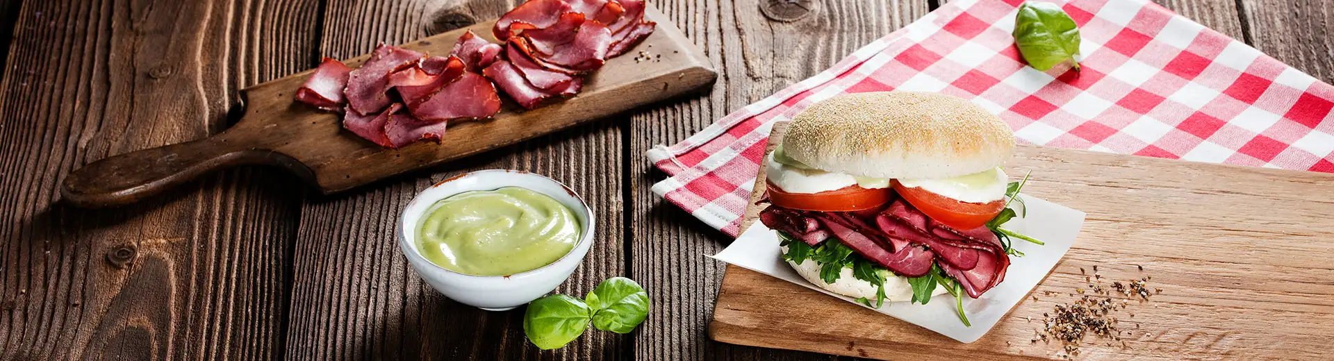 Pastrami Burger mit Basilikum und Mozzarella