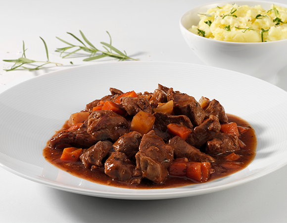 Kalbshaxenragout – Sous vide gegart in Rotweinsauce mit mediterranem Gemüse