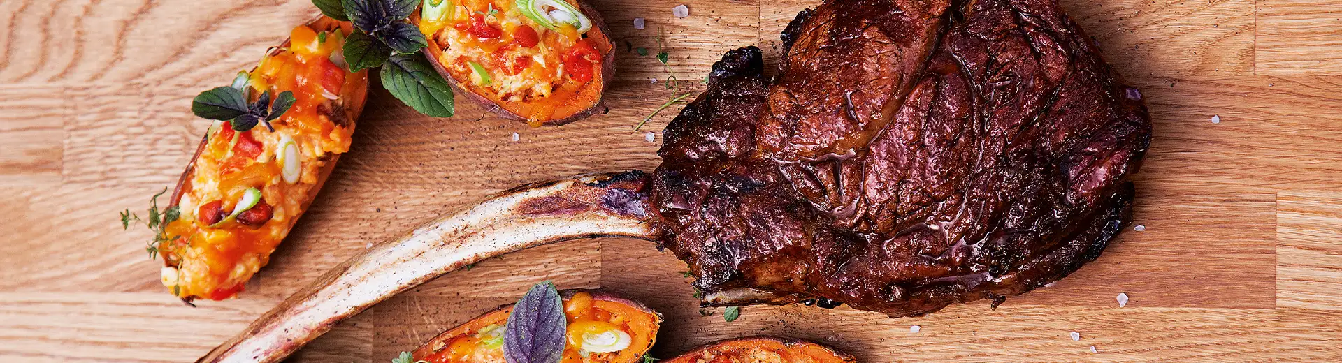 Dry aged Tomahawk Steak mit gegrillten Süßkartoffeln