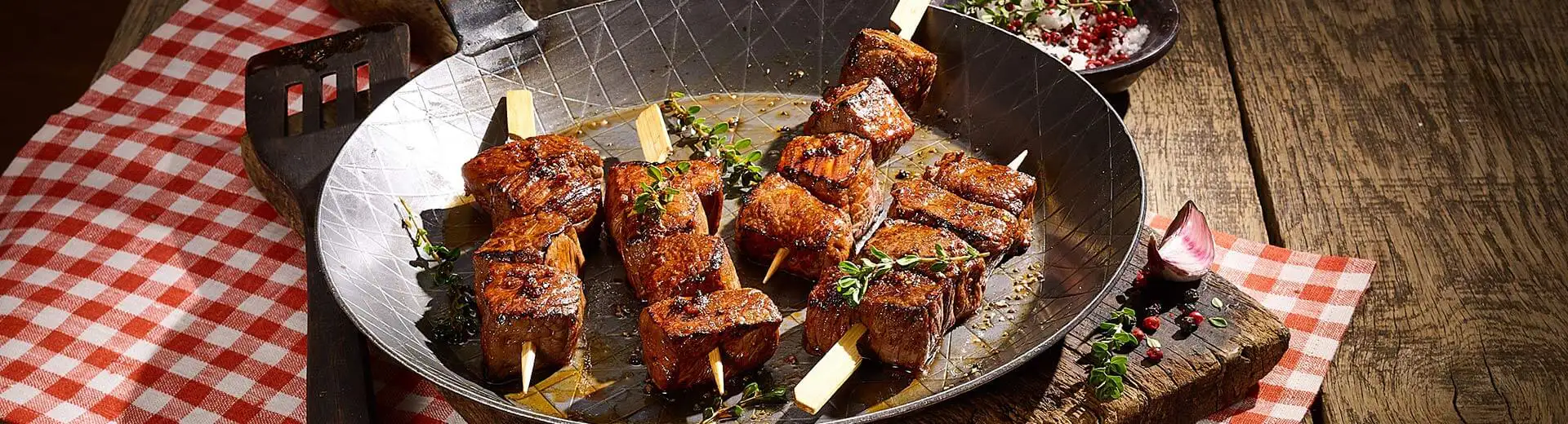 Großer Sommer Salat mit krossem Rinderspieß