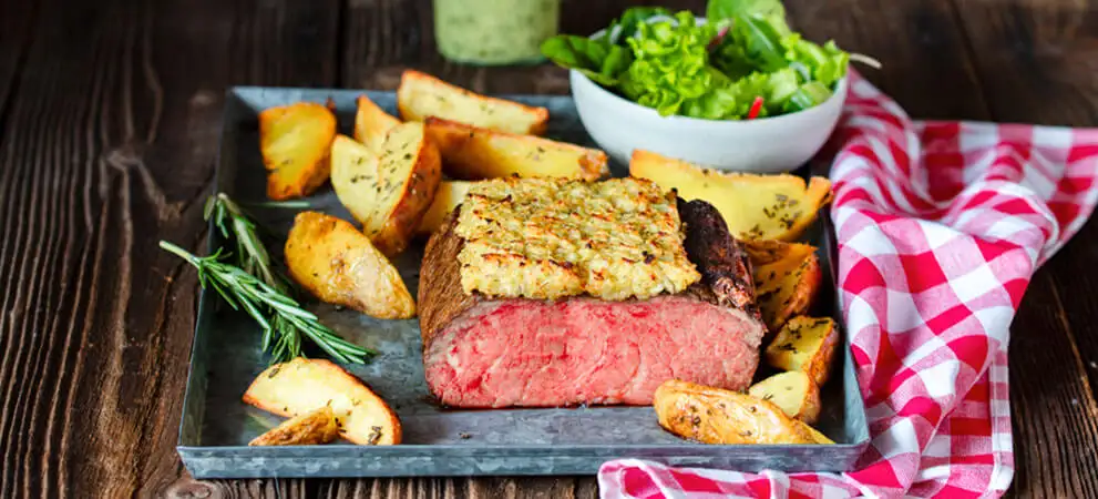 ROASTBEEF UNTER ZWIEBEL-SENF-KRUSTE MIT KARTOFFELSPALTEN