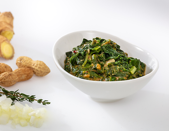 Blattspinat in cremiger Erdnuss-Sahnesauce