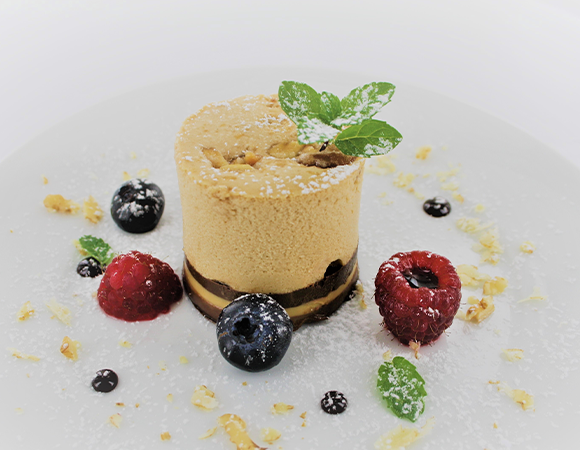 Nougat-Toffee-Creme – geschichtetes Sahnedessert mit Pralinenkern